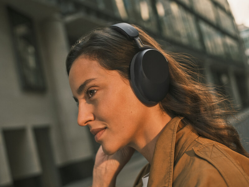 Jabra Evolve3 85 Street Female 3 Large RGB.jpg